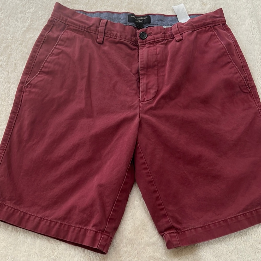 Men’s Banana Republic burgundy shorts.